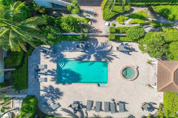 950  7th S AVE, Naples, FL 34102