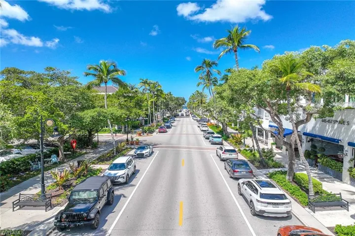 950  7th S AVE, Naples, FL 34102