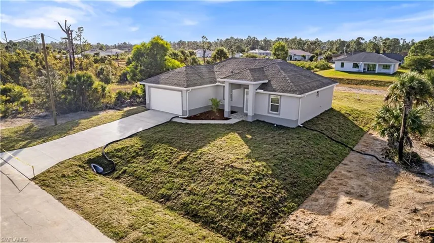 View of front facade featuring a garage and a front yard