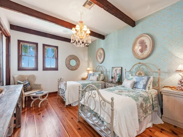 Guest Bedroom - 2nd floor