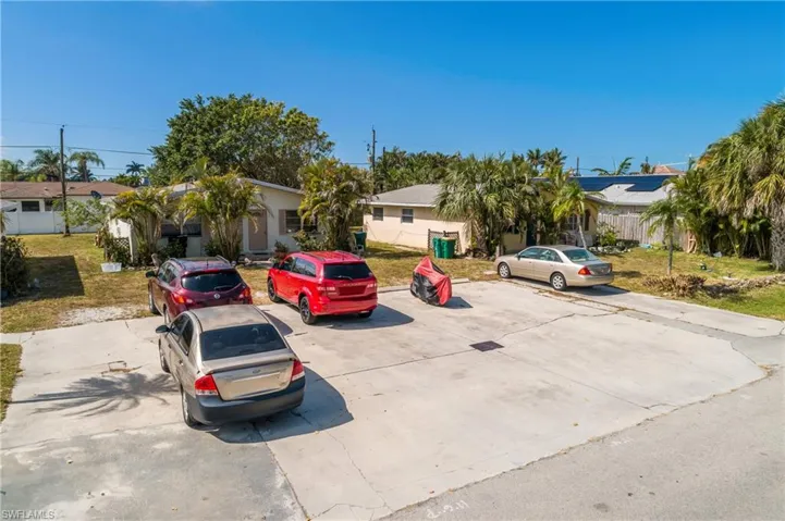 View of front facade with a front yard