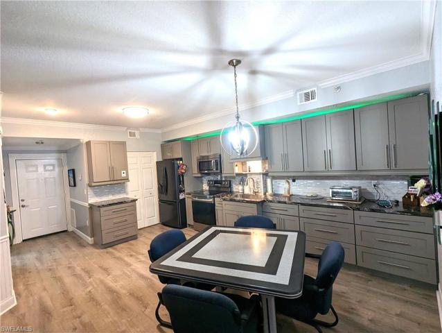 So much space in this kitchen.