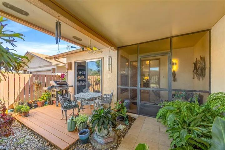 Private entrance with an outdoor courtyard