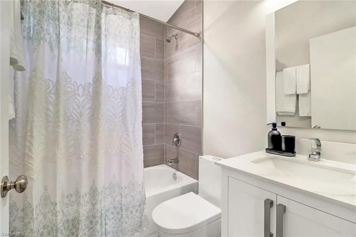 Guest Bathroom with full tub/shower