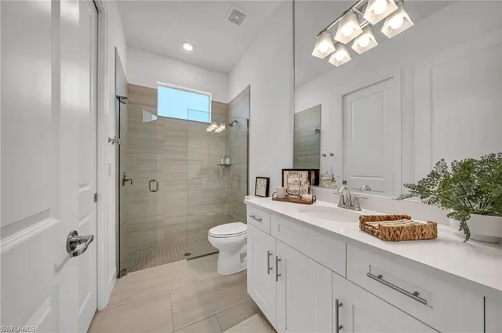Full bath between bedrooms 2 and 3