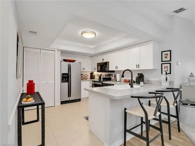 Kitchen with Counter Height Breakfast Bar
