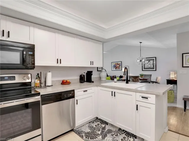 Kitchen with Counter Height Breakfast Bar