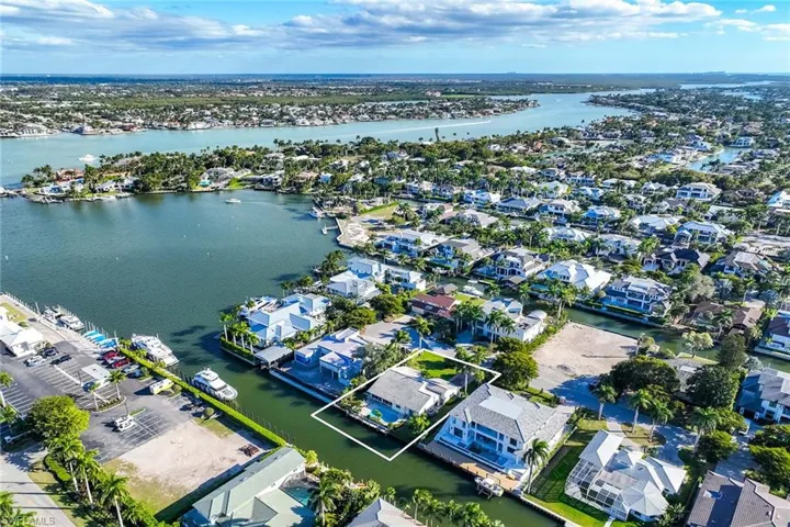 675  15th S AVE, Naples, FL 34102