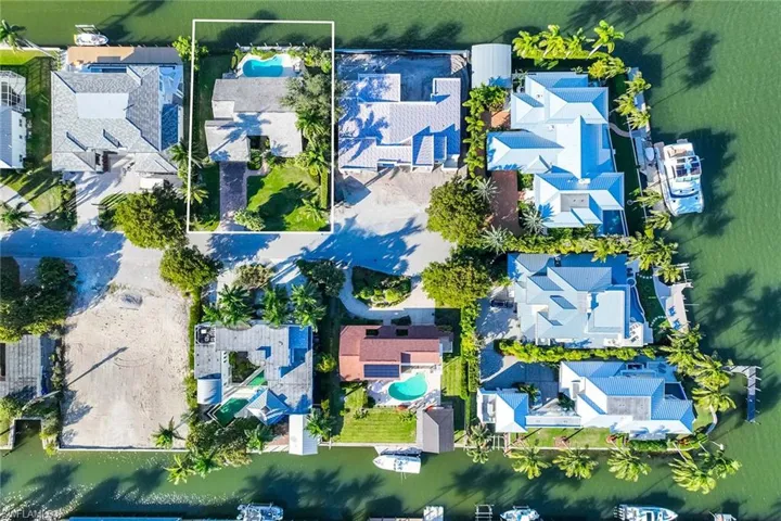 675  15th S AVE, Naples, FL 34102
