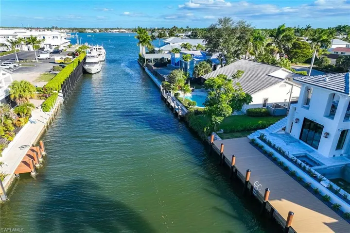675  15th S AVE, Naples, FL 34102