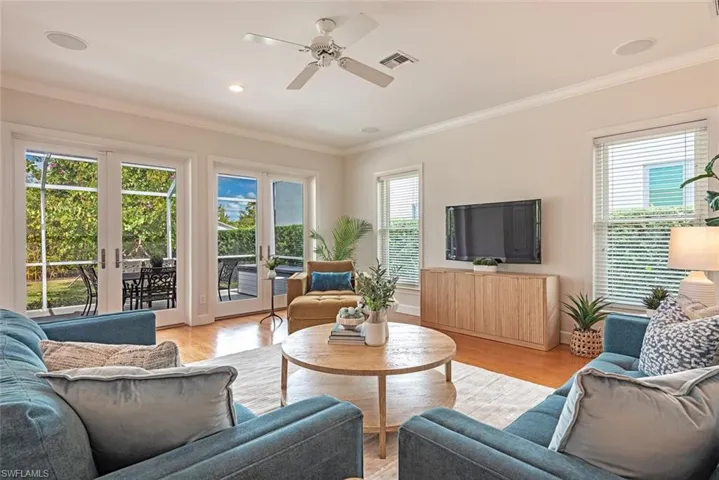 263 Lake Dr, Naples, Florida 34102