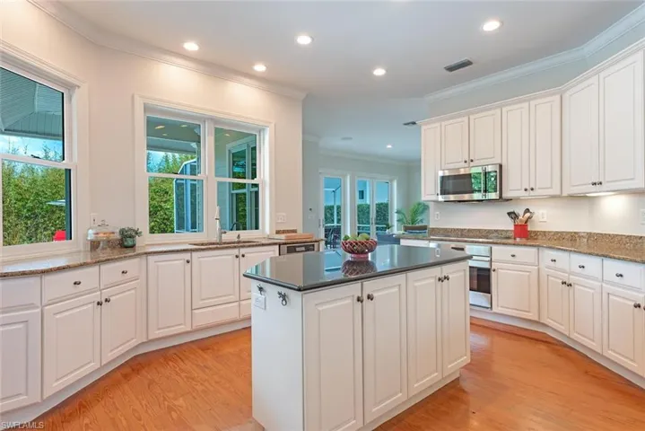 263 Lake Dr, Naples, Florida 34102