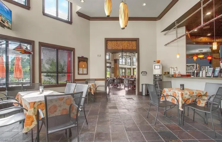 9102 Chula Vista St 11302, Naples, Florida 34113