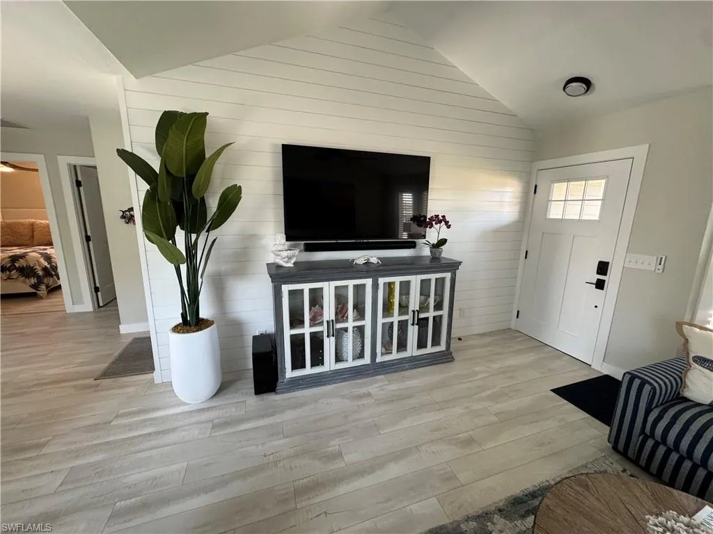 734 95th AVE, Naples, FL 34108,225051686