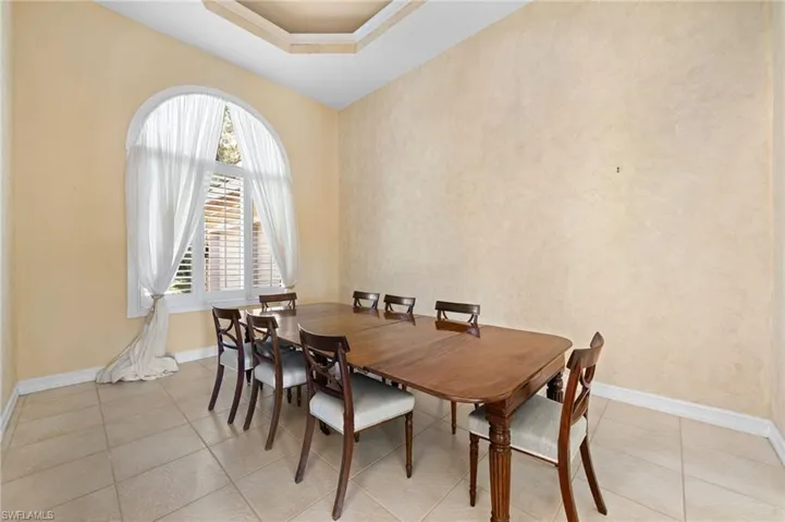 897  Barcarmil  WAY, Naples, FL 34110