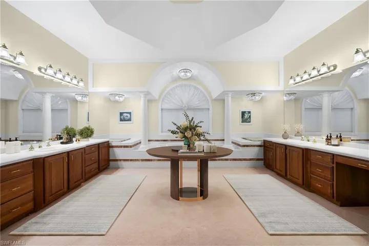 897  Barcarmil  WAY, Naples, FL 34110
