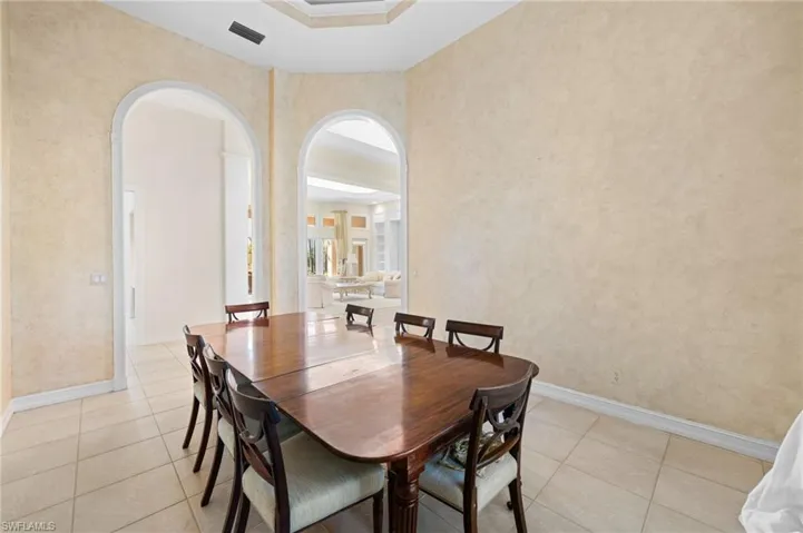 897  Barcarmil  WAY, Naples, FL 34110