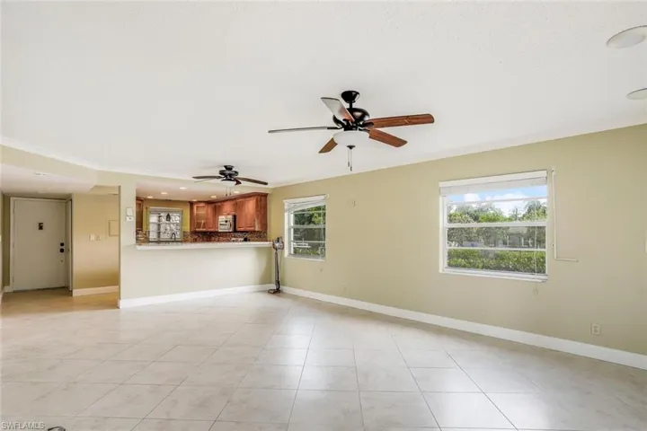 End unit with extra windows.