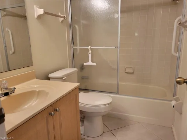 Guest batheroom with shower and tub