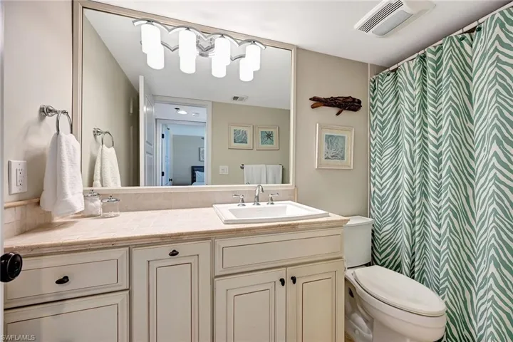 2nd Bathroom with shower/tub