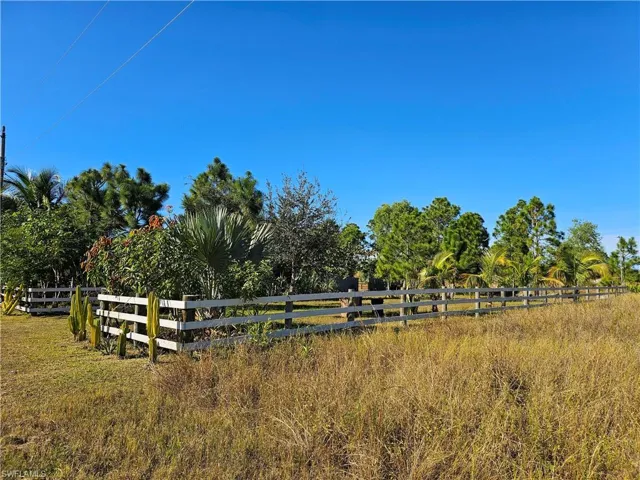 VACANT LAND NEXTDOOR CAN BE SOLD APART