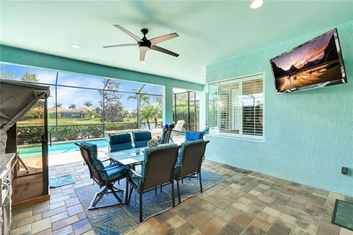 Sunroom / solarium featuring a ceiling fan