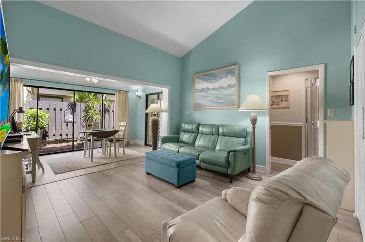 Second Living Area with Vaulted Ceilings and Breakfast Nook