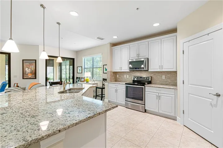AMAZING ONE-LEVEL GRANITE COUNTERTOPS, WHITE SHAKER CABINETS & LIKE NEW APPLIANCES!