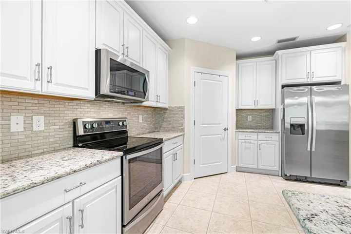 HOME SHOWS LIKE A MODEL HOME! LIKE BUYING A BRAND NEW HOME!