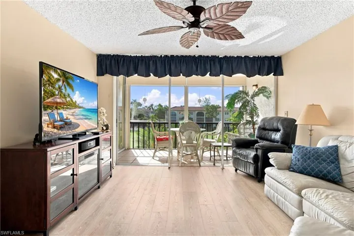 1087 Forest Lakes Dr 302, Naples, Florida 34105