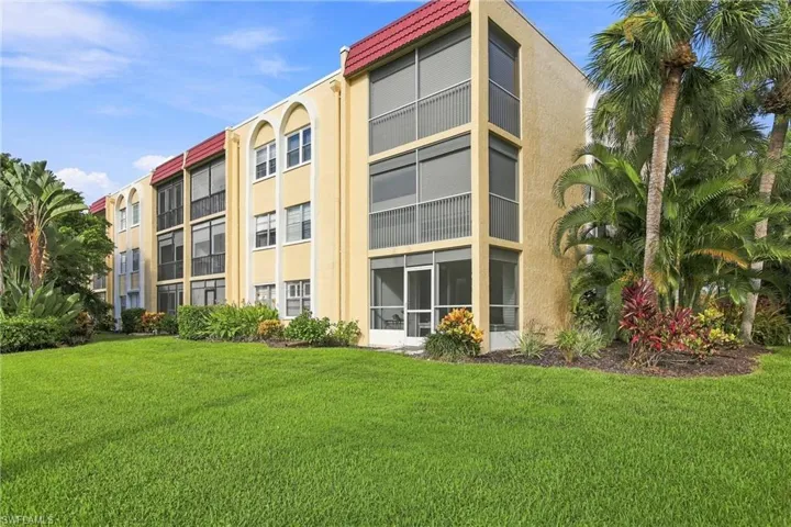 1087 Forest Lakes Dr 302, Naples, Florida 34105