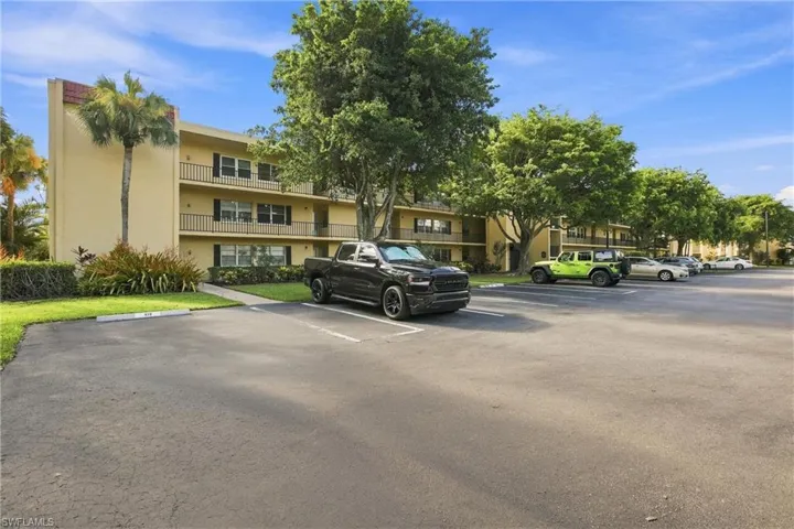 1087 Forest Lakes Dr 302, Naples, Florida 34105