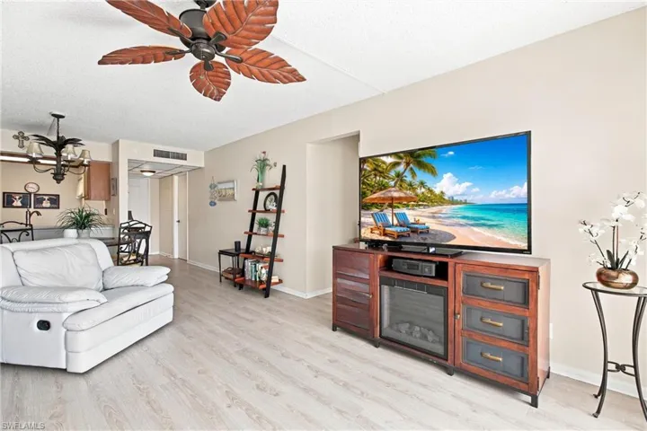 1087 Forest Lakes Dr 302, Naples, Florida 34105