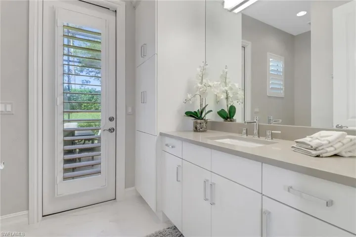 back ensuite also serves as pool bath