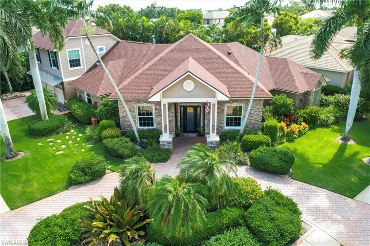 View of front of property featuring a front lawn