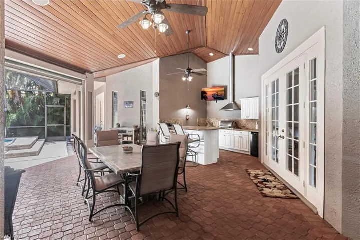 Outdoor Dinning area