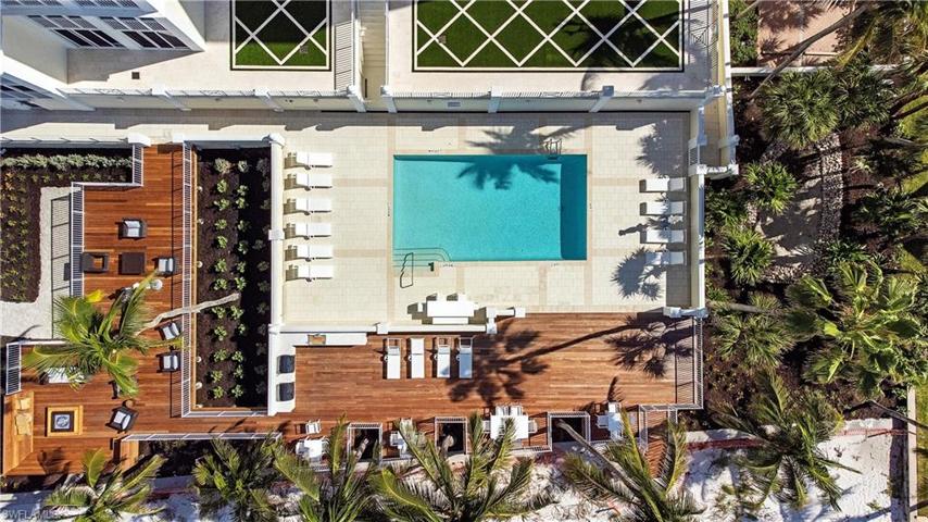 Newly renovated Waldorf pool, summer kitchen and beachfront deck with fire pit!