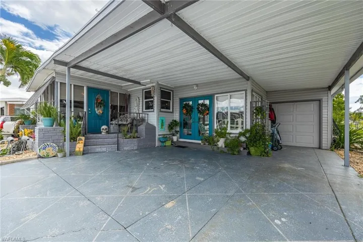 576  Hogan  DR, North Fort Myers, FL 33903