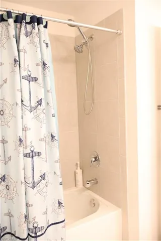 Full bath with shower / bath combo with shower curtain