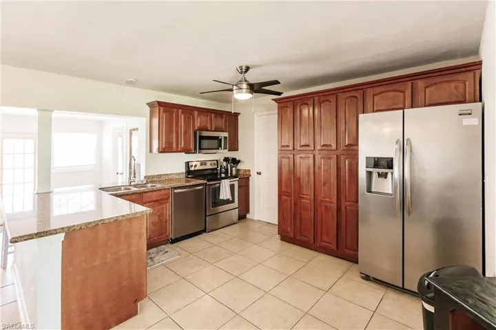 3042 SW 10th  PL, Cape Coral, FL 33914
