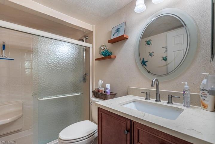 Bath room with walk-in Shower