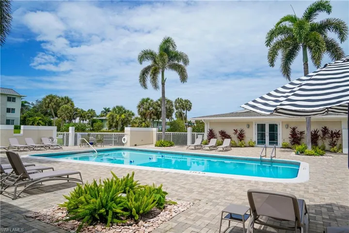 680  12th S AVE, Naples, FL 34102