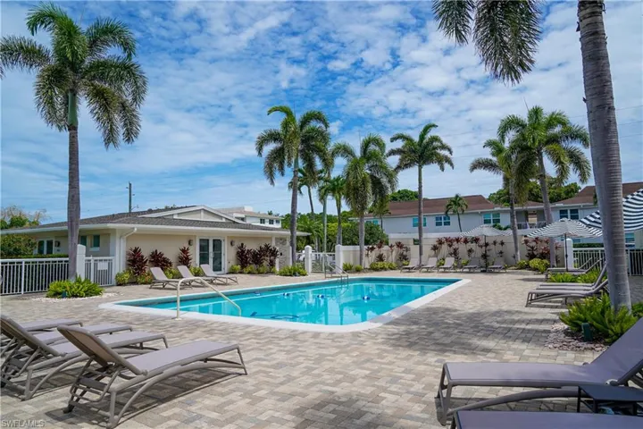 680  12th S AVE, Naples, FL 34102