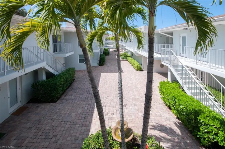 680  12th S AVE, Naples, FL 34102