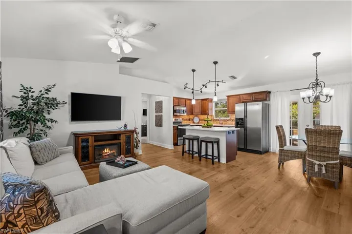 High ceilings & great room
