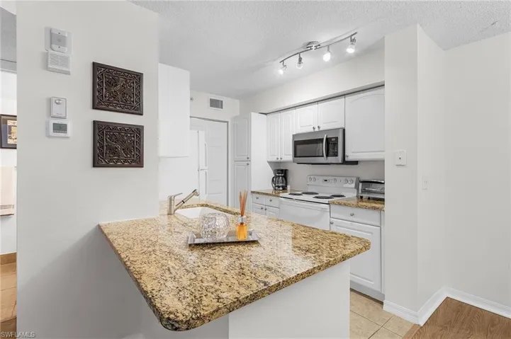 Granite counters, kitchen breakfast bar