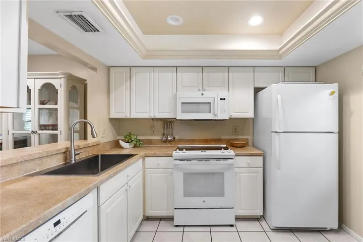 1047  Pine Isle  LN, Naples, FL 34112