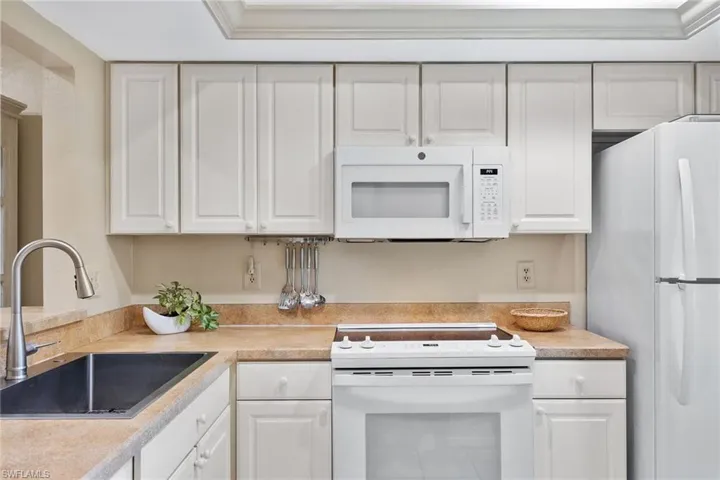 1047  Pine Isle  LN, Naples, FL 34112