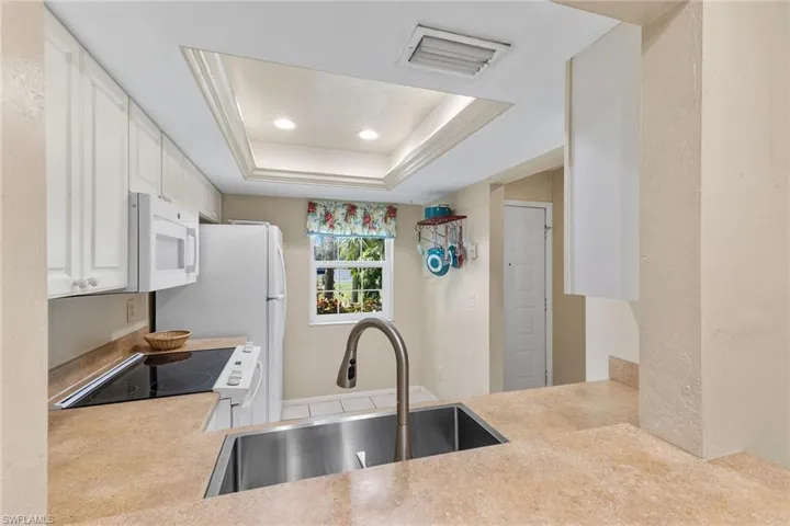 1047  Pine Isle  LN, Naples, FL 34112