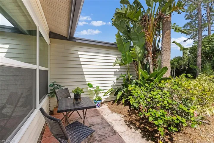 1047  Pine Isle  LN, Naples, FL 34112
